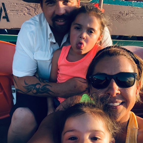 Meet your Posher, Danielle - Picture 2 of 2